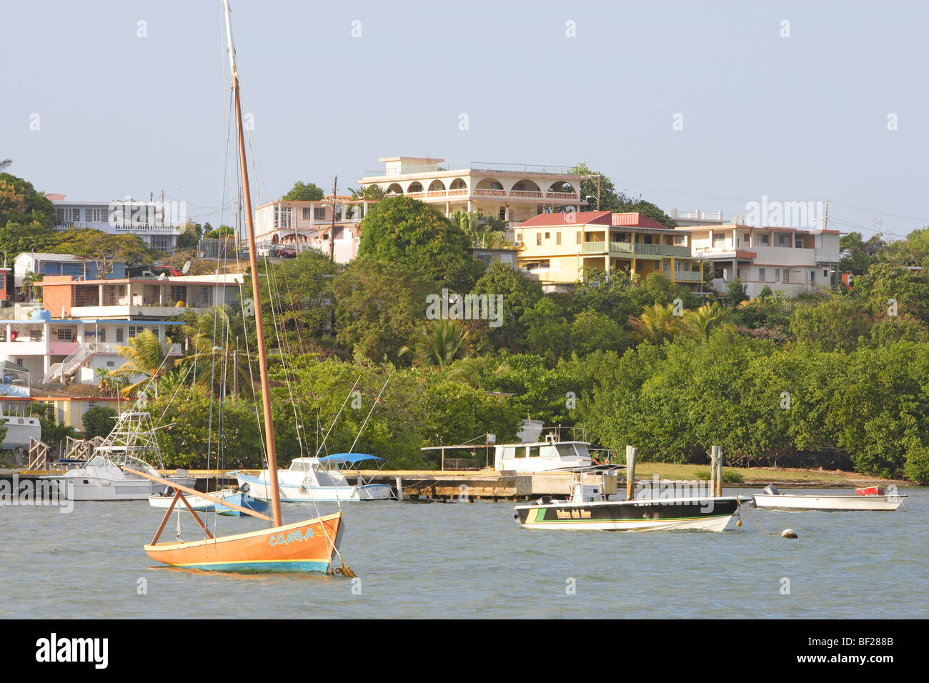 Vista in barche di spegnere il porto marittimo di Fajardo, Puerto Rico, Caraibi, America Foto Stock