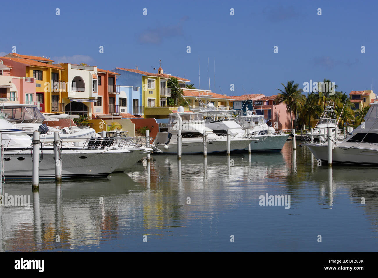 Le barche sono ormeggiate presso Palmas del Mar porto nella parte anteriore del case colorate, Palmas del Mar, Puerto Rico, America Foto Stock
