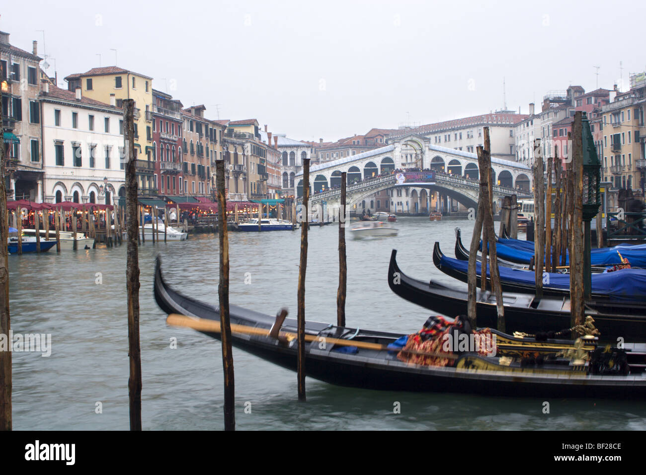 Ponte di Rialto di Venezia e il canal grande Foto Stock