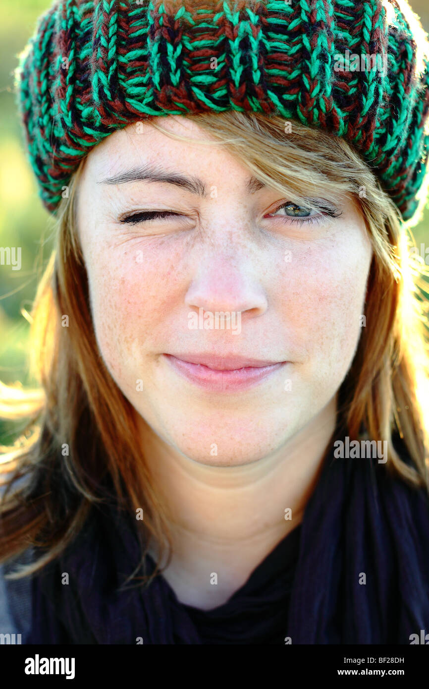 Giovane donna rilassante in autunno Foto Stock