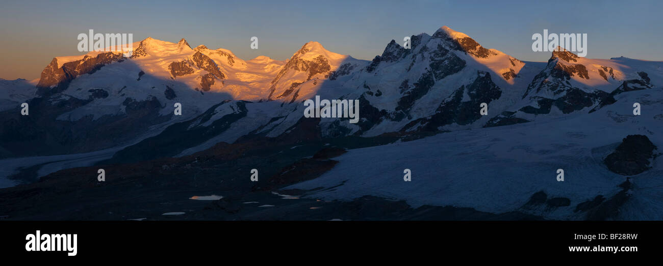 Alpenglow, Panorama, da sinistra a destra le quattro-thousanders Monte Rosa, Liskamm e Breithorn, Canton Vallese, Svizzera Foto Stock