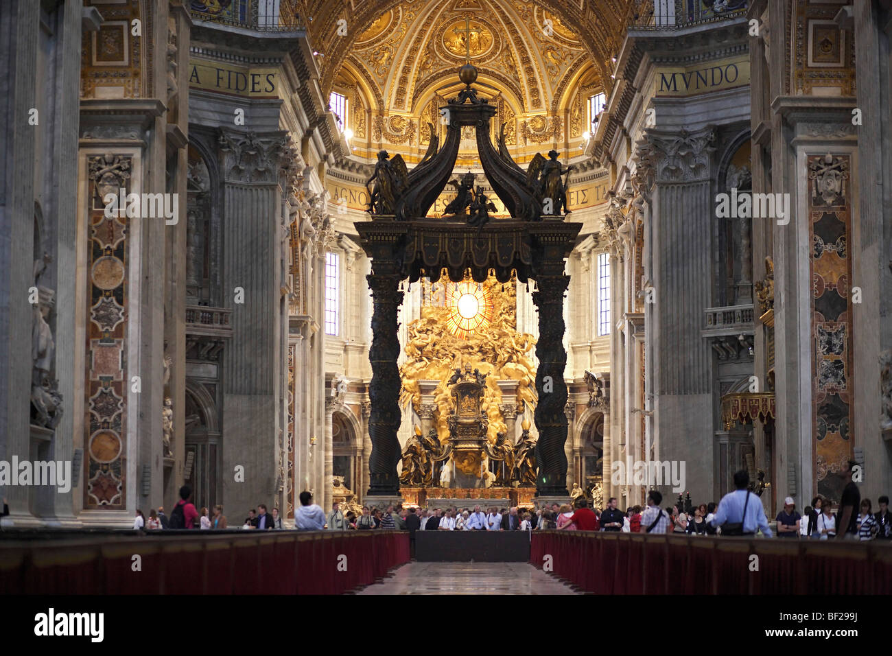 L'altare nella Basilica di San Pietro e la Città del Vaticano, Roma, Italia Foto Stock