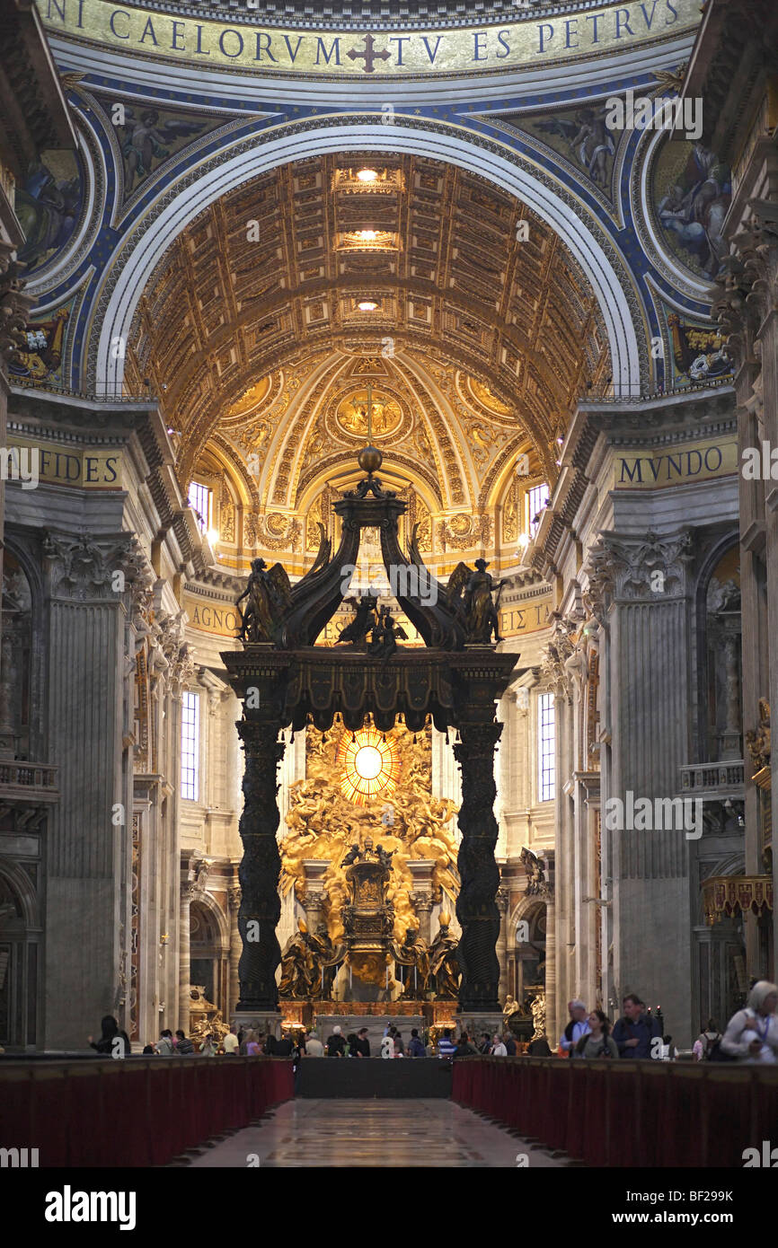 L'altare nella Basilica di San Pietro e la Città del Vaticano, Roma, Italia Foto Stock