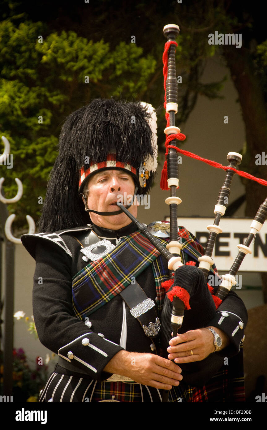 Caucasico Scottish maschio Piper giocare cornamusa a Gretna Green, Scozia. REGNO UNITO Foto Stock
