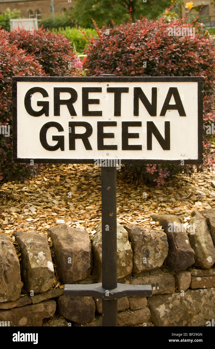 Primo piano di un cartello stradale esterno per Gretna Green in Scozia Foto Stock