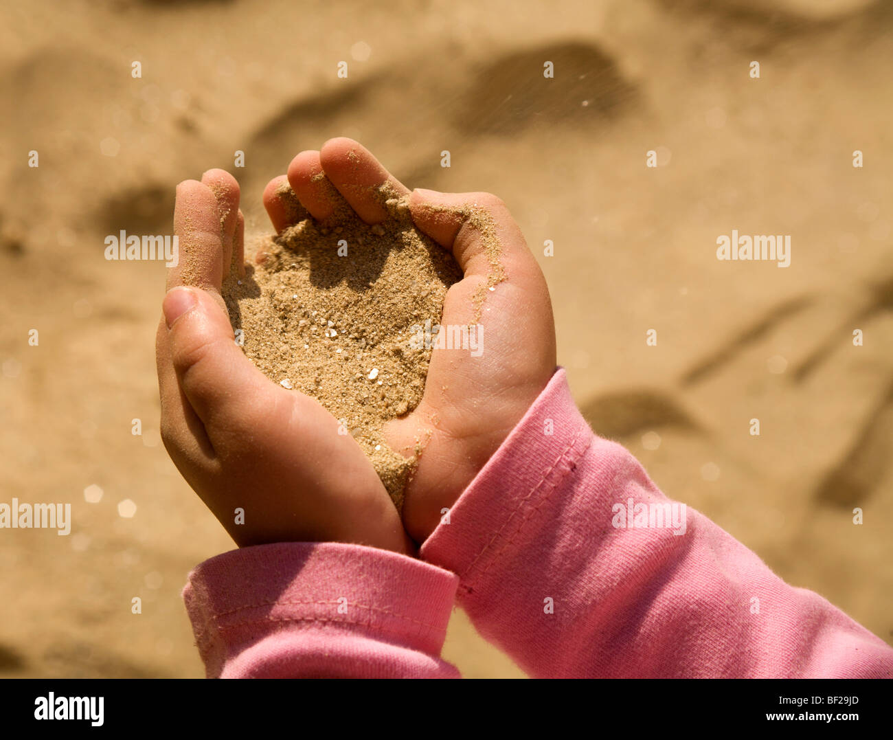 Le mani del bambino e sabbia Foto Stock