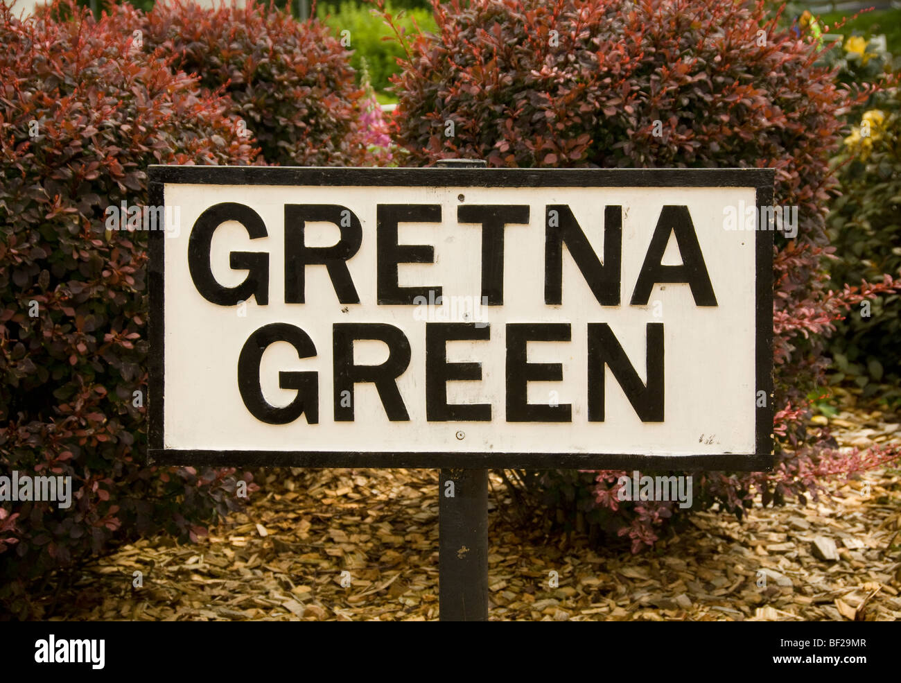 Primo piano di un cartello stradale esterno per Gretna Green in Scozia Foto Stock