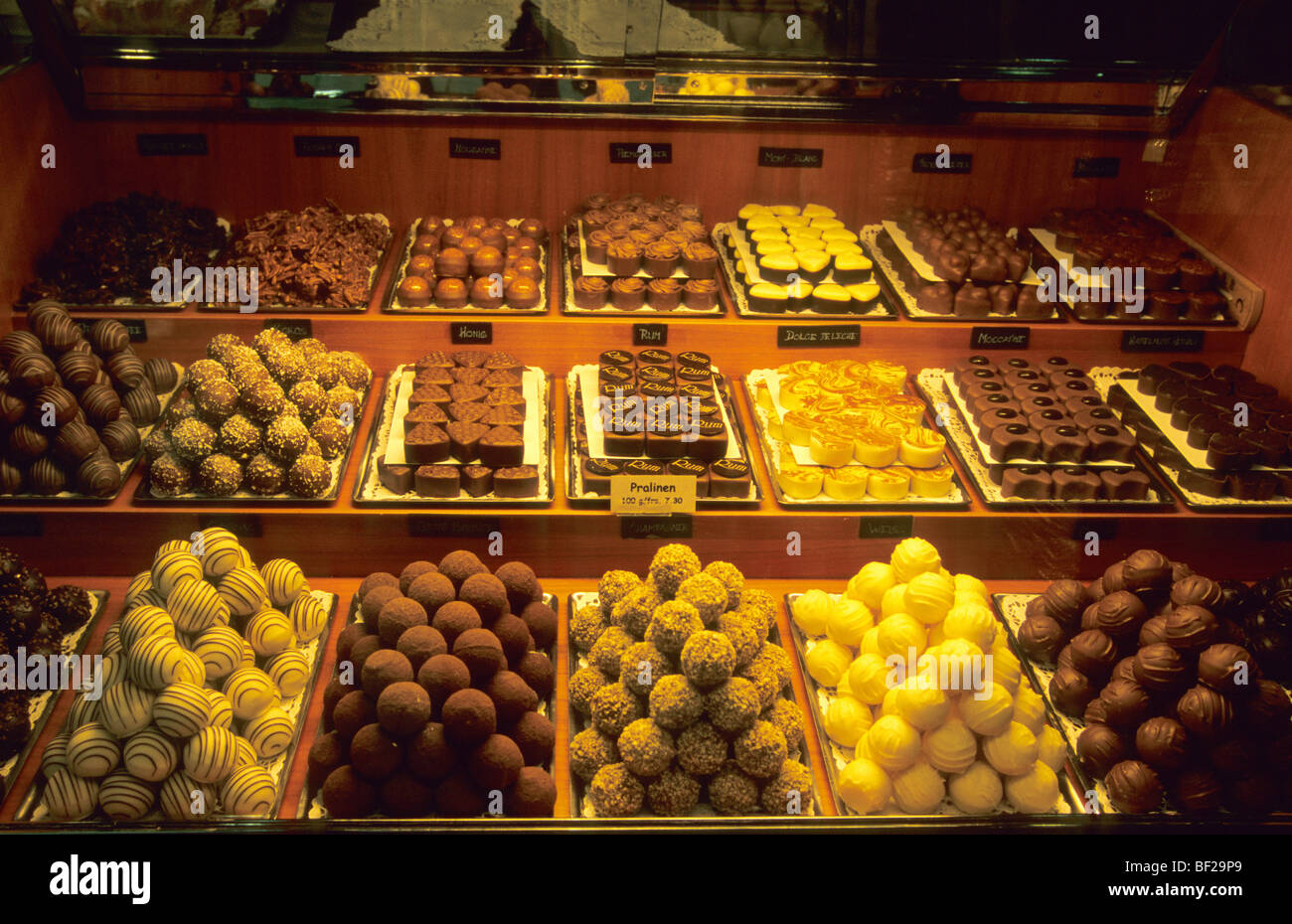 Cioccolato artigianale in una pasticceria nella città di Scuol, Bassa Engadina, Engadina, Svizzera Foto Stock