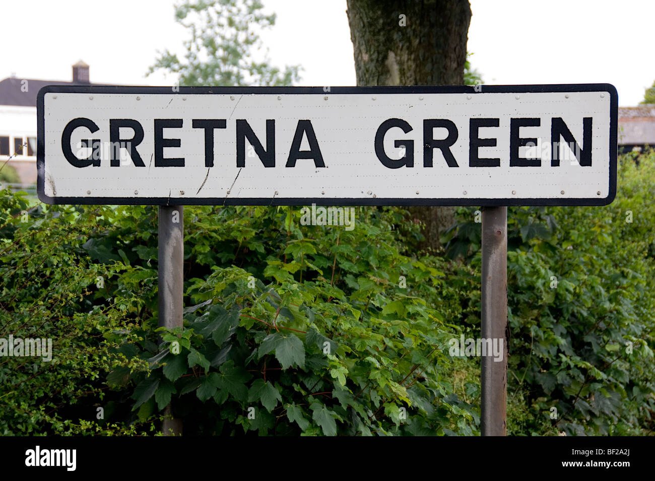 Cartello verde Gretna. Villaggio di Dumfries e Galloway famoso per i suoi matrimoni scottanti. REGNO UNITO. Foto Stock