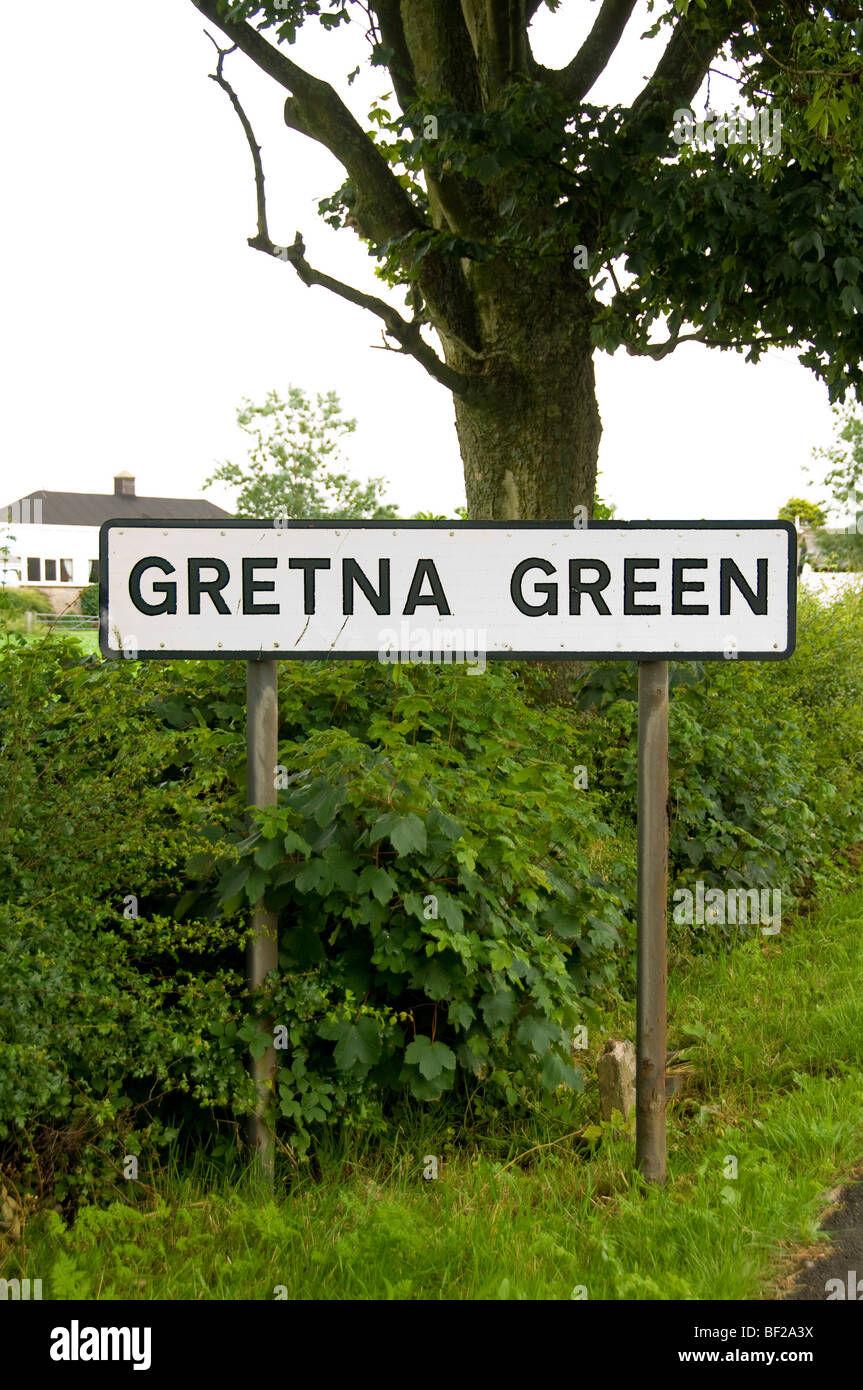 Cartello verde Gretna. Villaggio di Dumfries e Galloway famoso per i suoi matrimoni scottanti. REGNO UNITO. Foto Stock