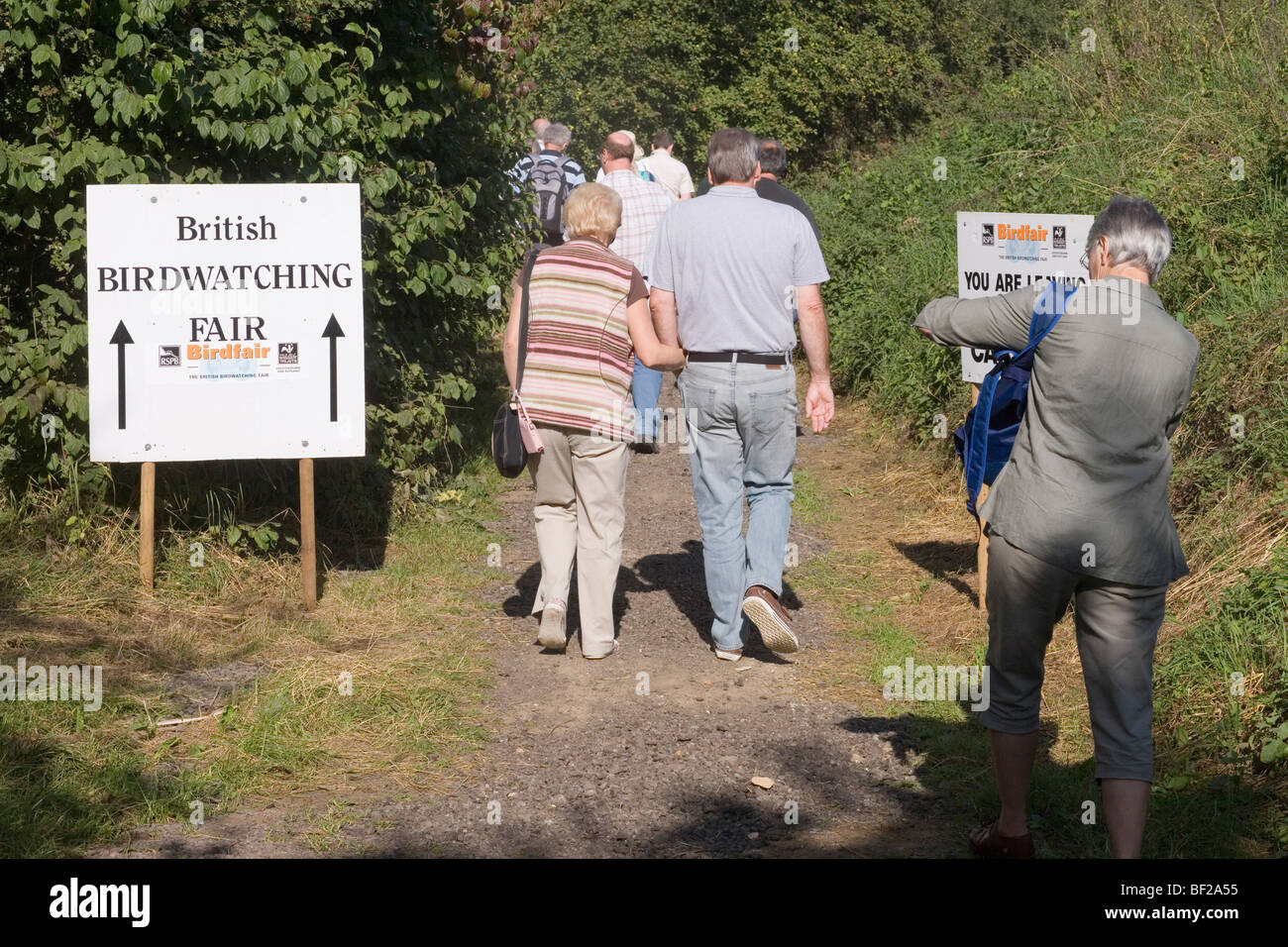 British Birdwatching Fair. Rutland acqua. A piedi dal parcheggio all'entrata. Foto Stock