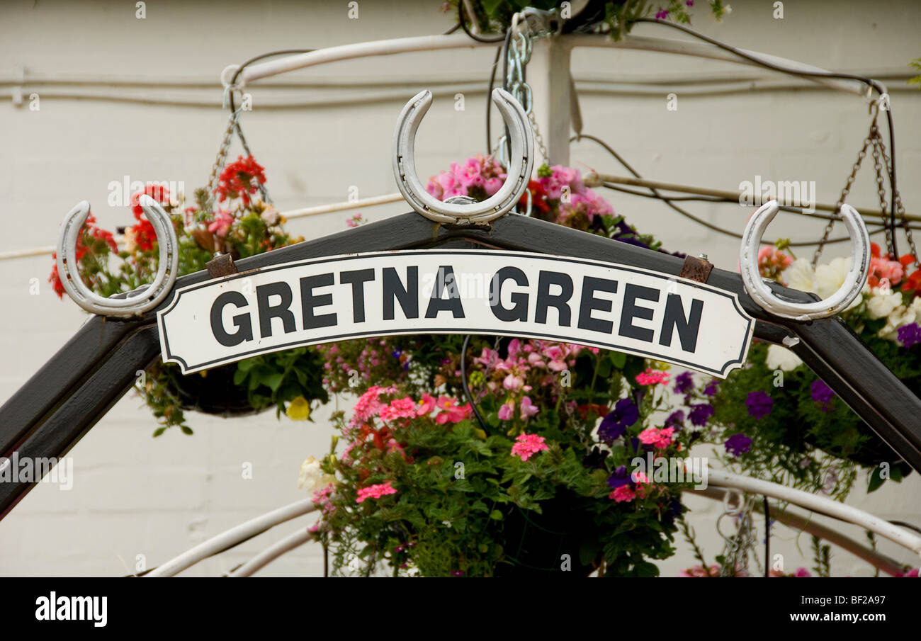 Primo piano del segno sull'arco verde di Gretna, famoso luogo di matrimonio incudine Scozia. REGNO UNITO Foto Stock