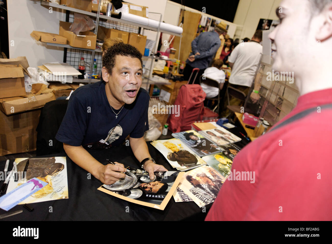 Craig Charles firma autografi al London MCM expo. La Gran Bretagna 2009. Foto Stock