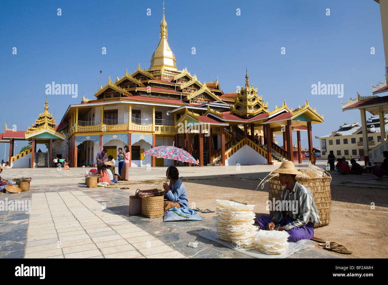 I fornitori del mercato di fronte ad un Pagode al Lago Inle, Stato Shan, MYANMAR Birmania Foto Stock