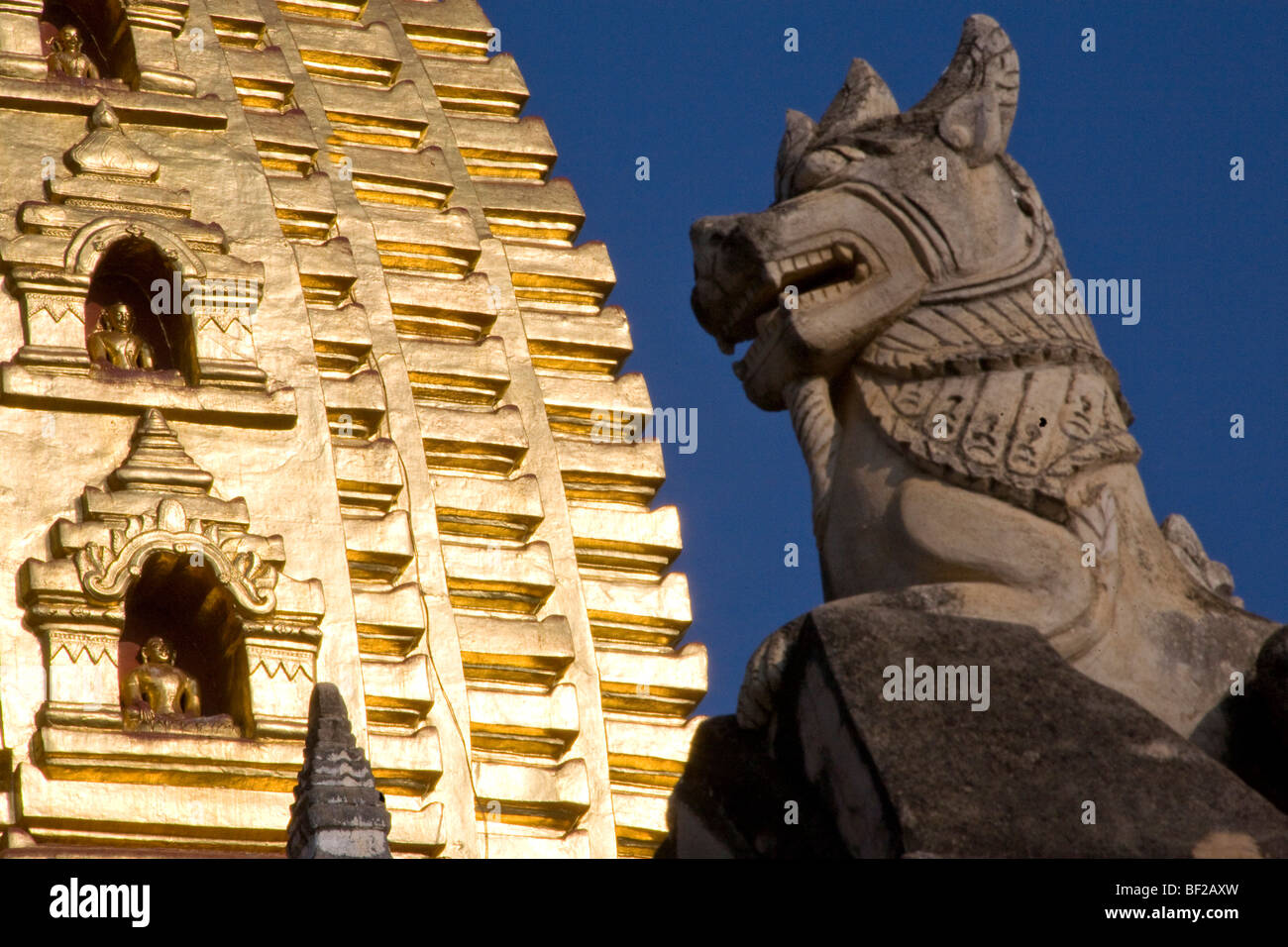La figura degli animali nella parte anteriore di un Pagode con Stupa dorato di Bagan, MYANMAR Birmania Foto Stock
