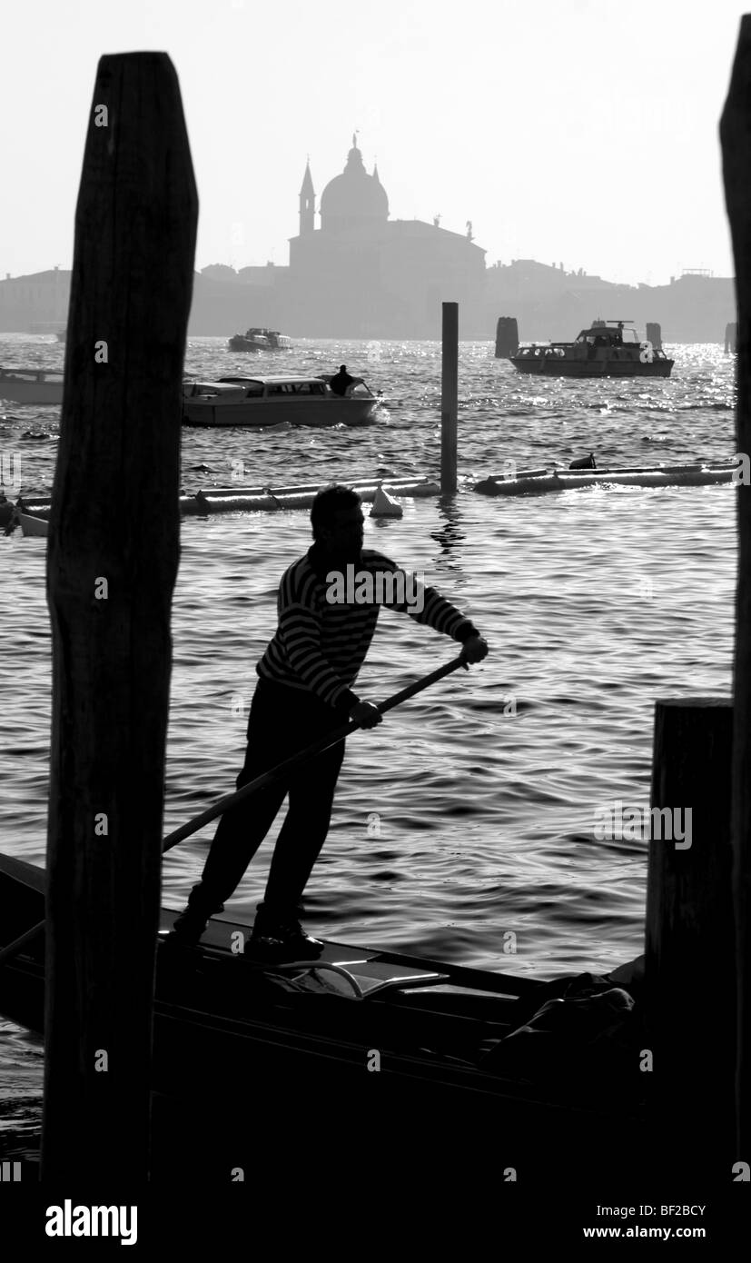 Gondoliere da Venezia - Chiesa di San Giorgio - silhouette Foto Stock