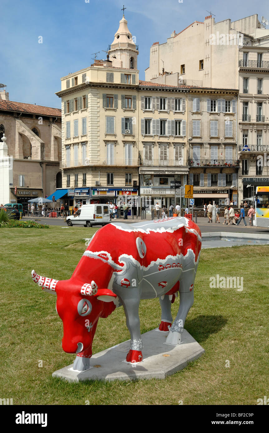 Red Cow o Red Bull Street scultura sul Quai des Belges porto vecchio di Marsiglia o Marsiglia Bouches-du-Rhône Provence Francia Foto Stock