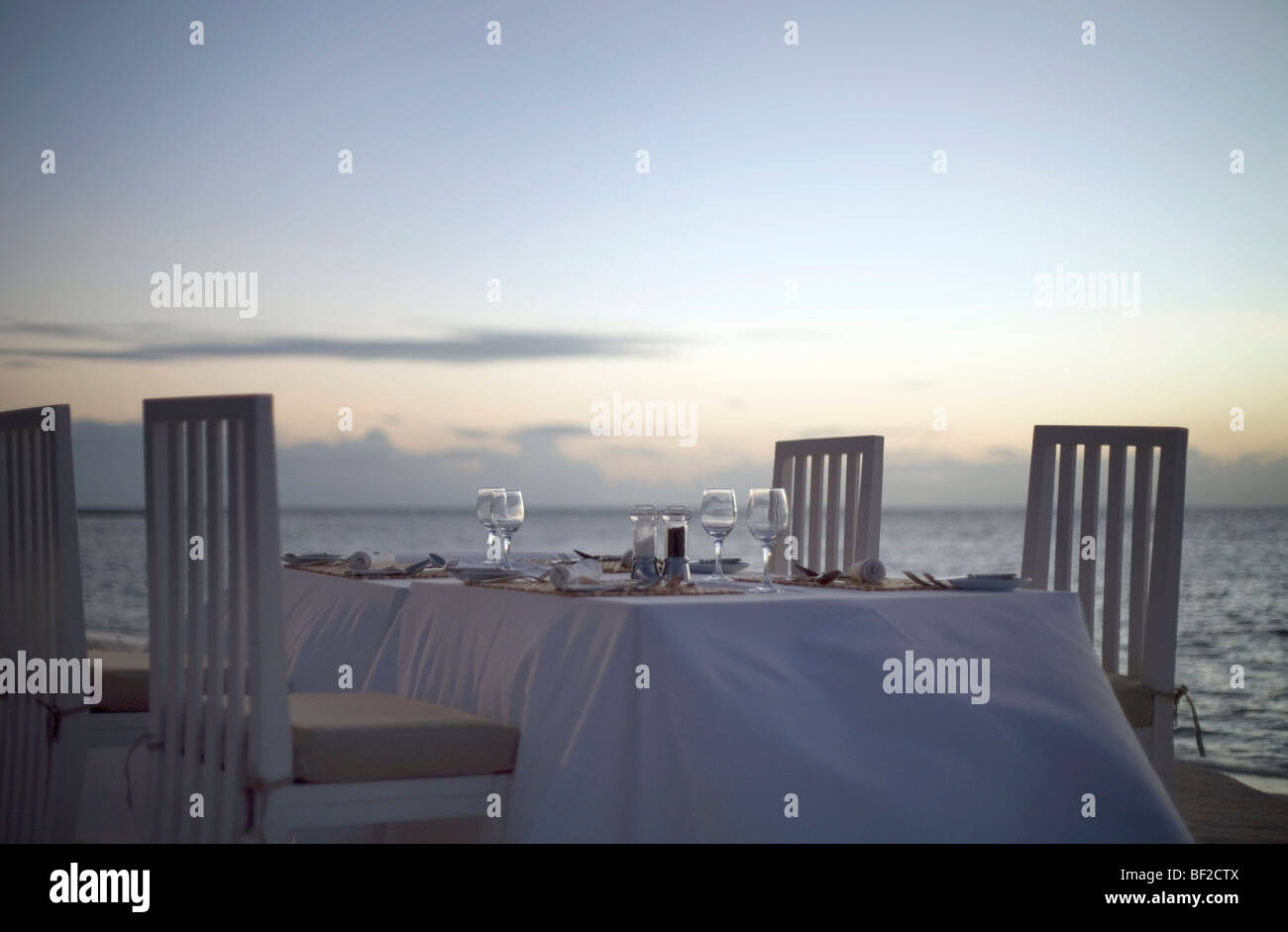 Outdoor tavolo per la cena sulla spiaggia, Seicelle Foto Stock