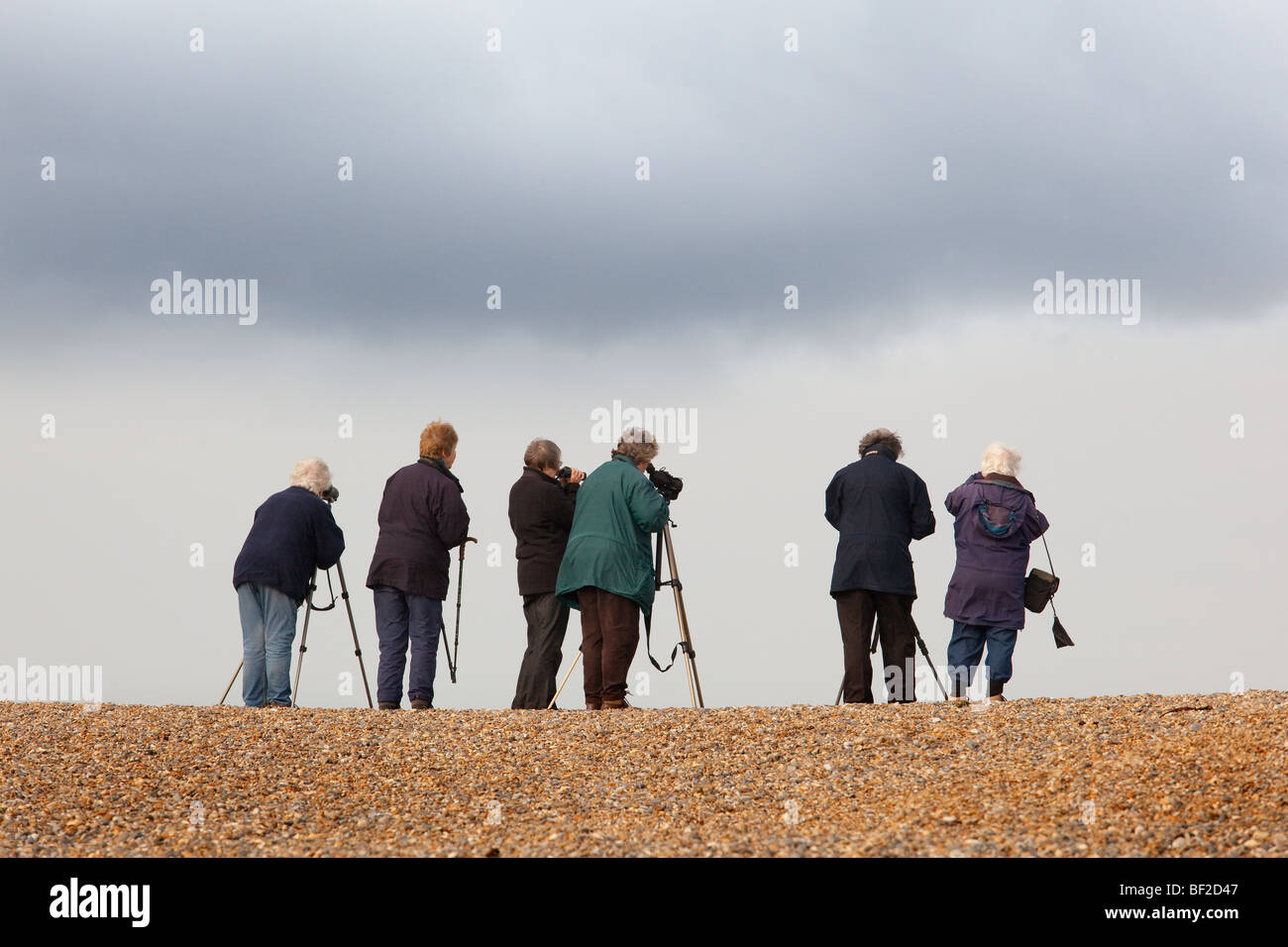 Ladies Birdwatching Vista posteriore Norfolk Coast Foto Stock