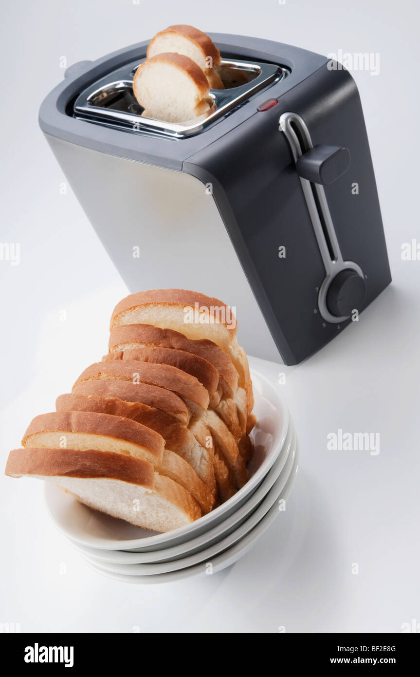 Close-up di pane bianco in una ciotola con un tostapane Foto Stock