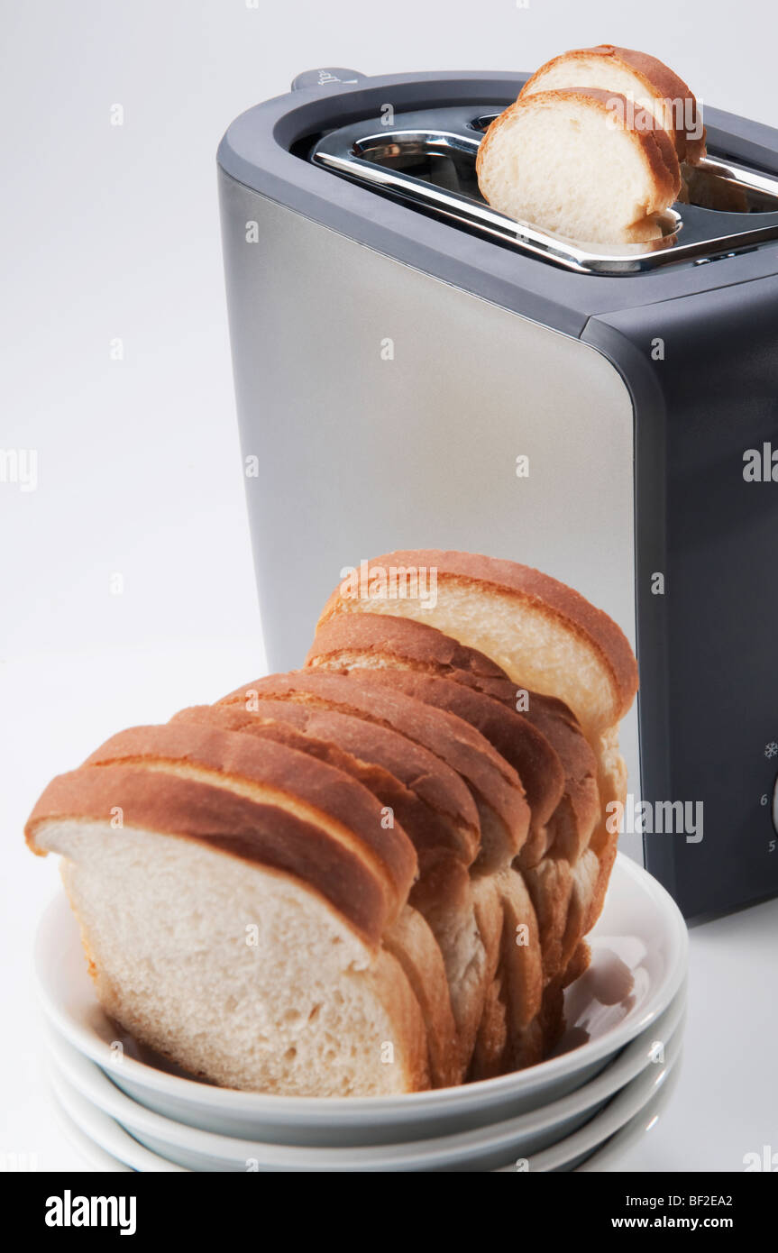 Close-up di pane bianco in una ciotola con un tostapane Foto Stock