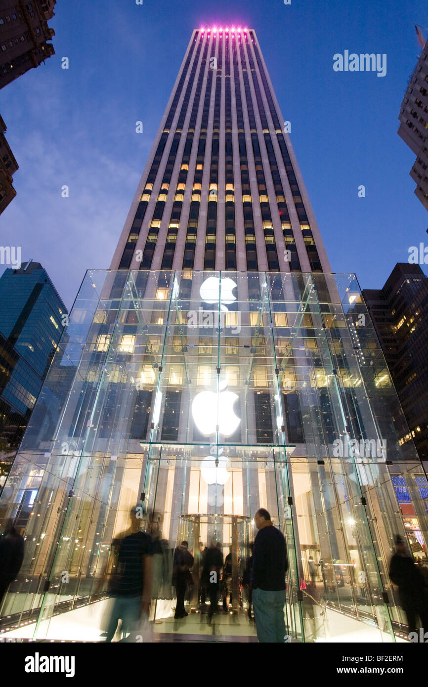 Apple Retail Store, Quinta Avenue, General Motors Building dietro, Manhattan New York City Foto Stock