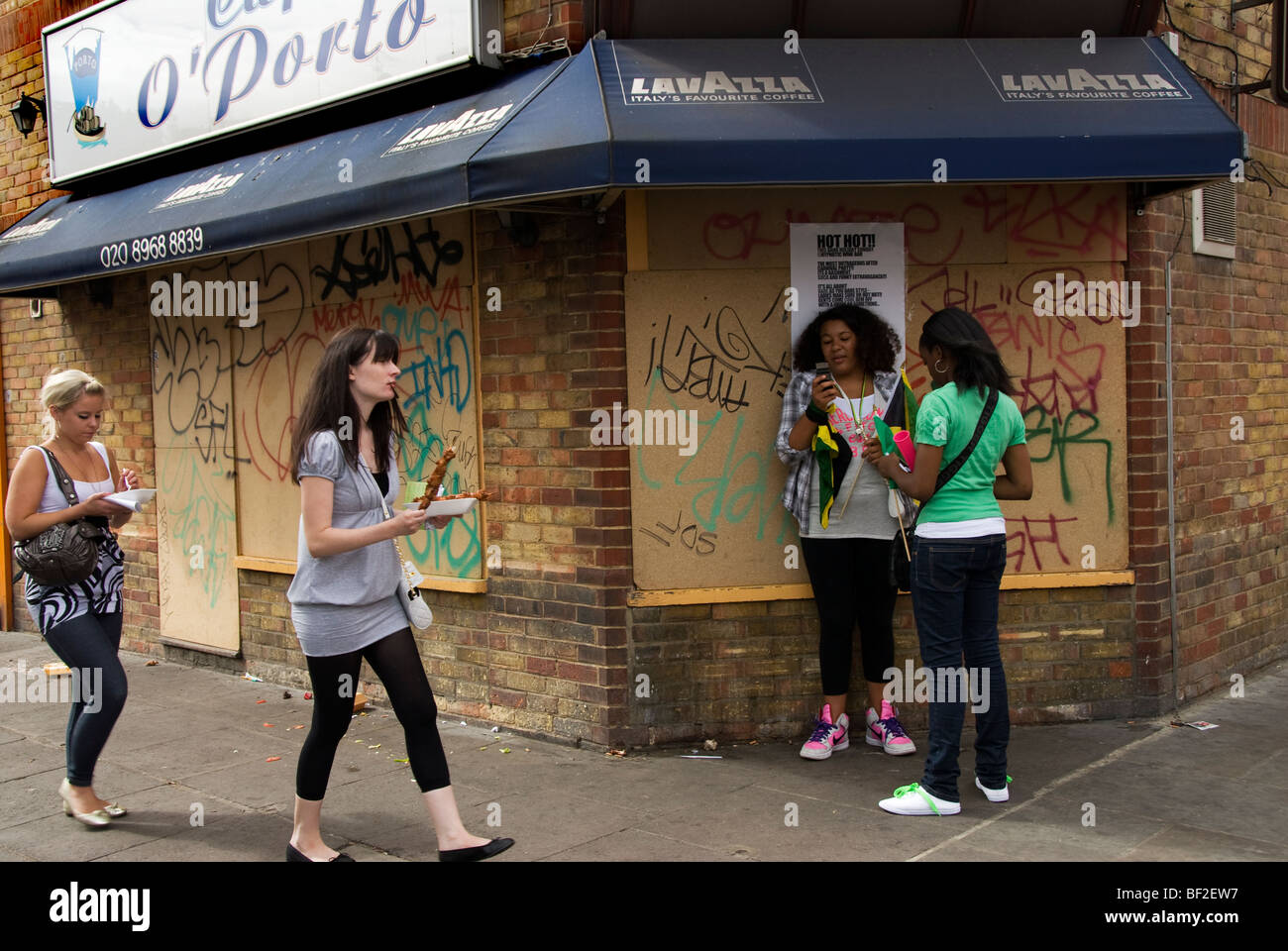 West London street con chiusura e intavolato negozio di fronte Foto Stock