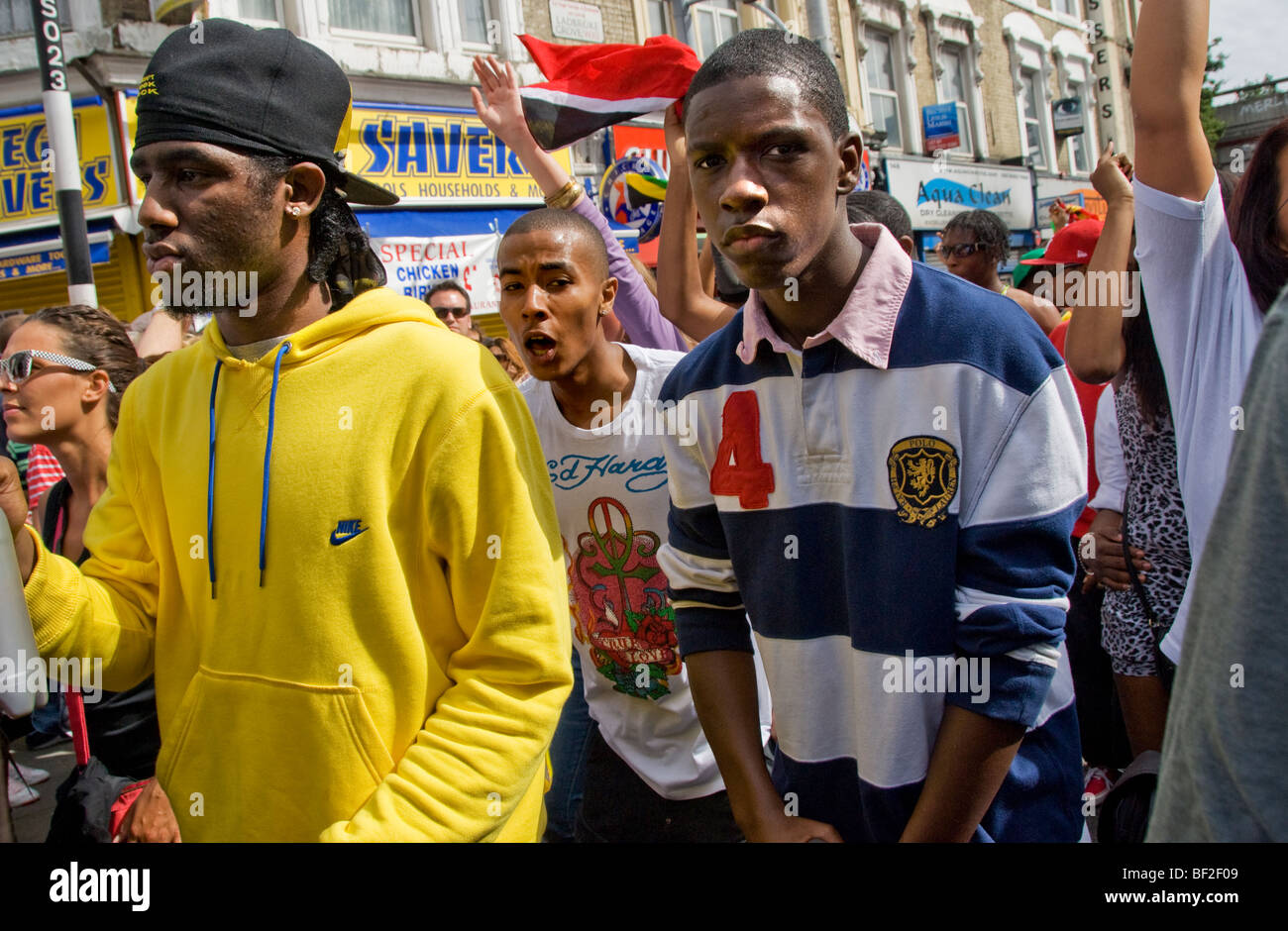 Feste di strada nelle stradine nel corso annuale di Notting Hill festival Foto Stock
