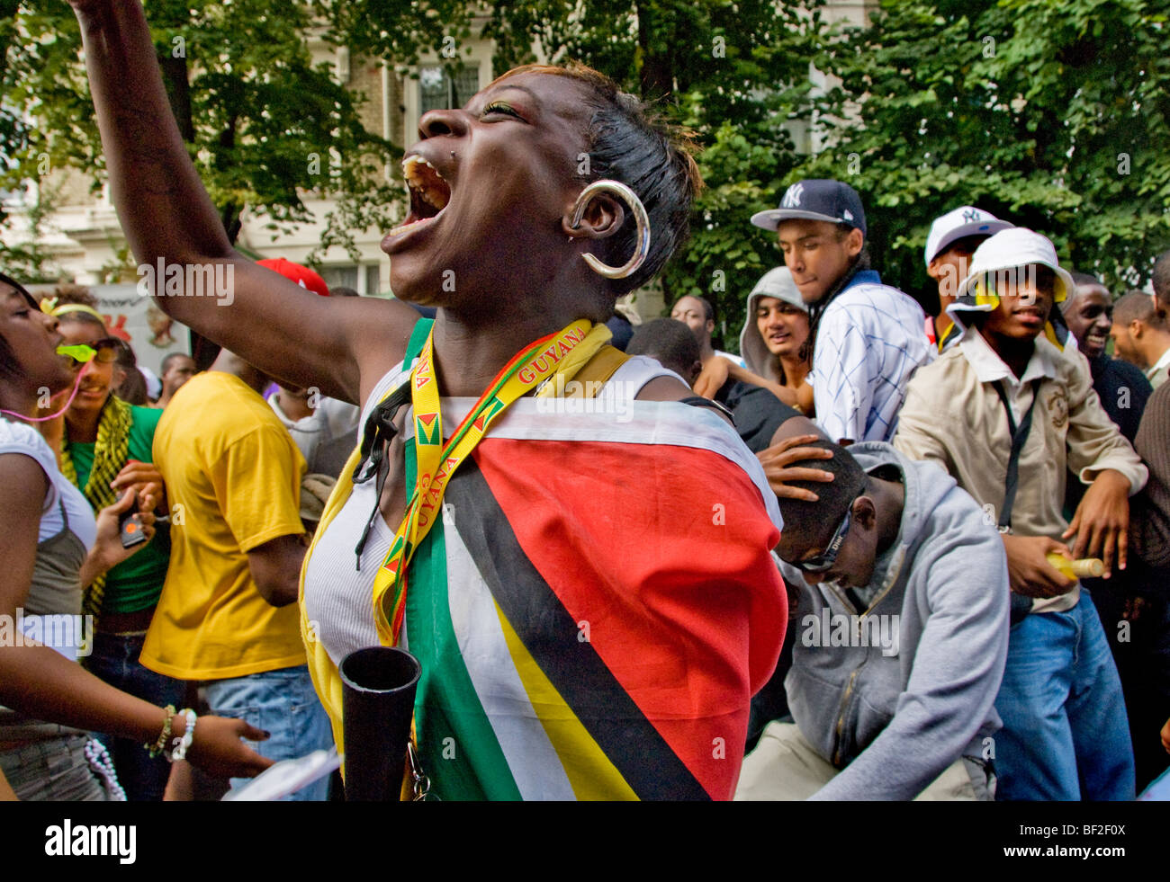 Feste di strada nelle stradine nel corso annuale di Notting Hill festival Foto Stock