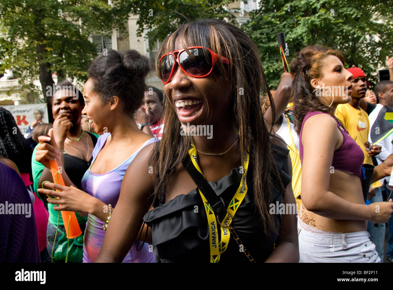 Feste di strada nelle stradine nel corso annuale di Notting Hill festival Foto Stock