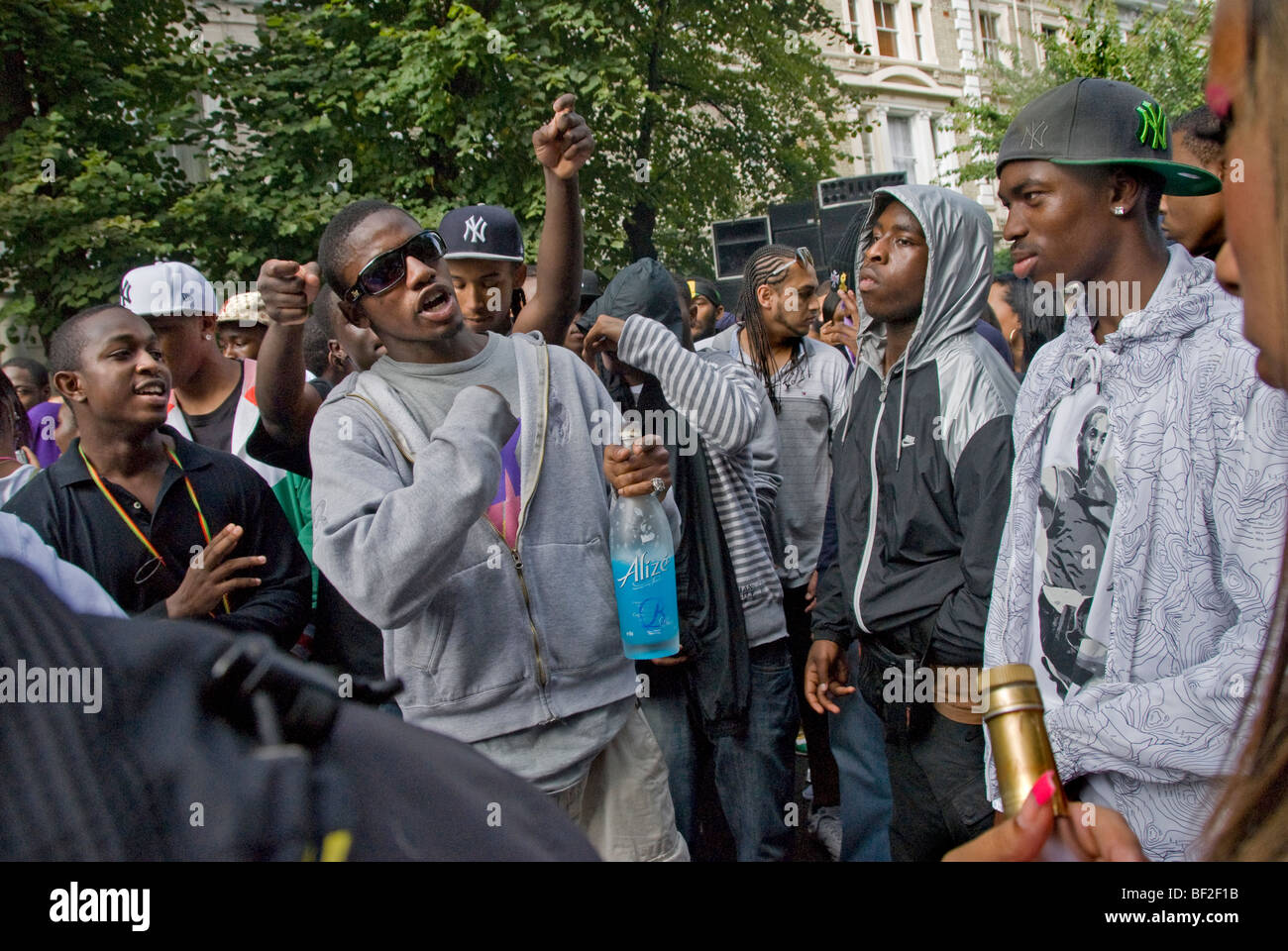 Feste di strada nelle stradine nel corso annuale di Notting Hill festival Foto Stock