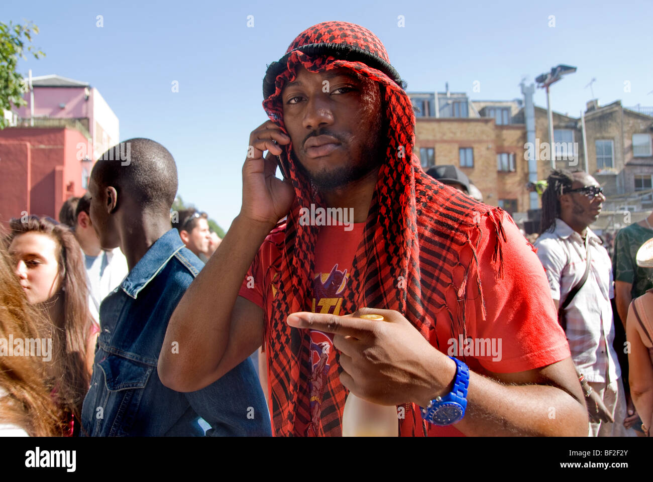 Giovane uomo indossando il tradizionale Keffiyeh parlando al telefono cellulare Foto Stock