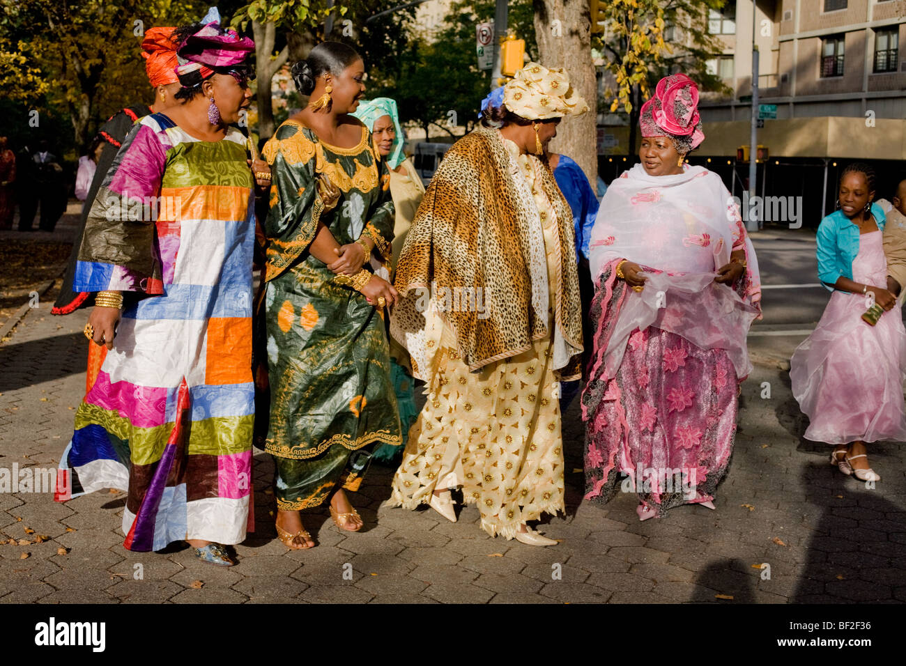 Nero donne in colorate domenica abiti migliori Harlem, Manhattan, New York City Foto Stock
