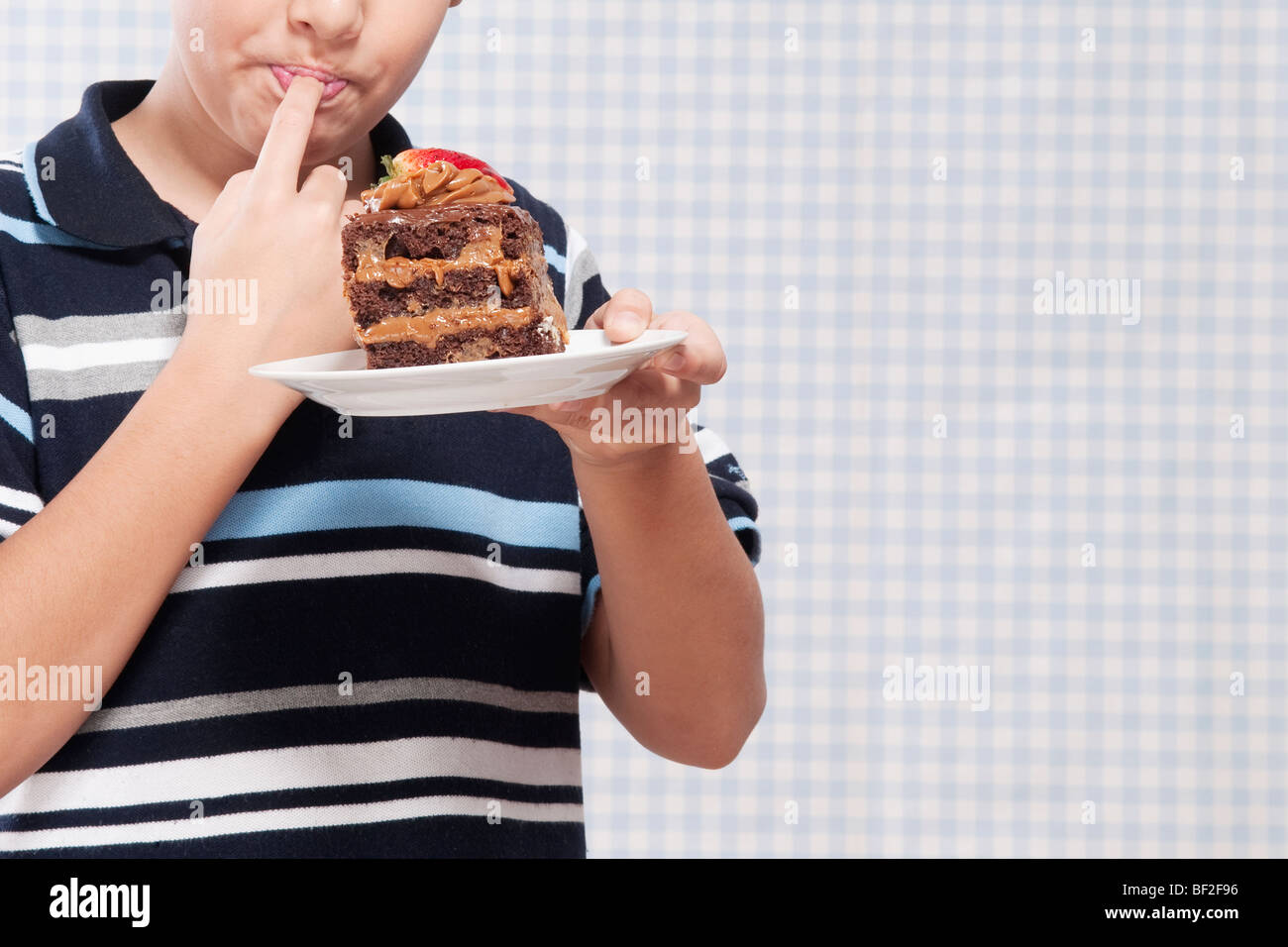 Ragazzo di mangiare una pasta al cioccolato Foto Stock