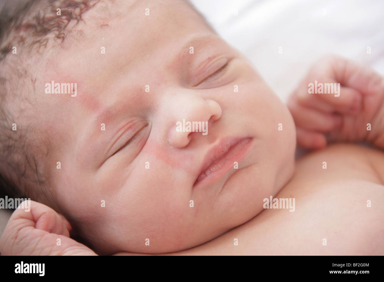 Ritratto di un neonato ragazza addormentato veloce a poche ore dopo la nascita. Foto Stock