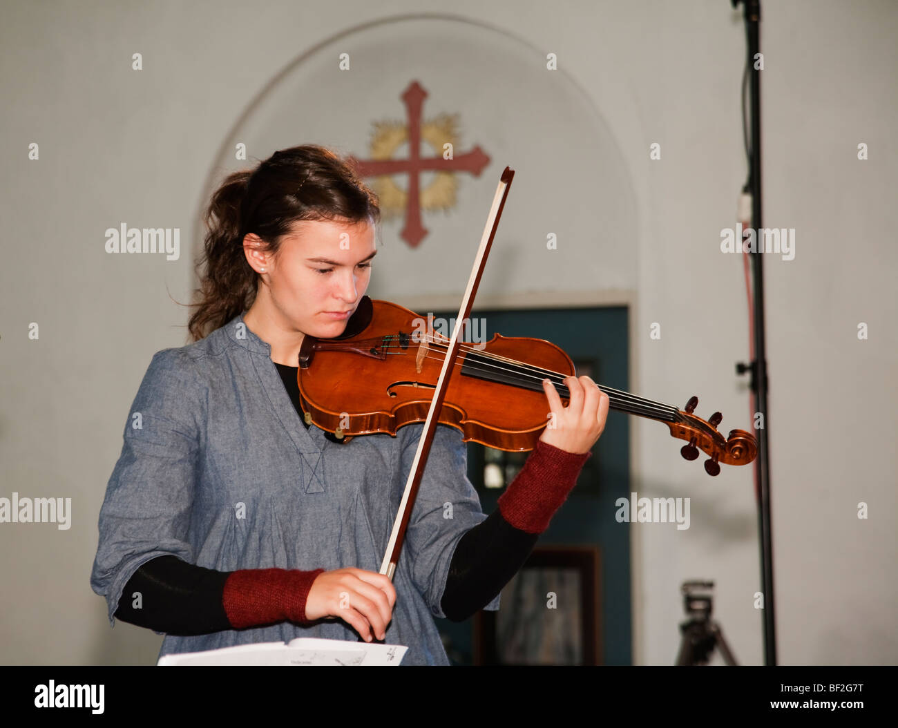 Norvegia Selbu chiesa Trondheimsolistene violinista Foto Stock