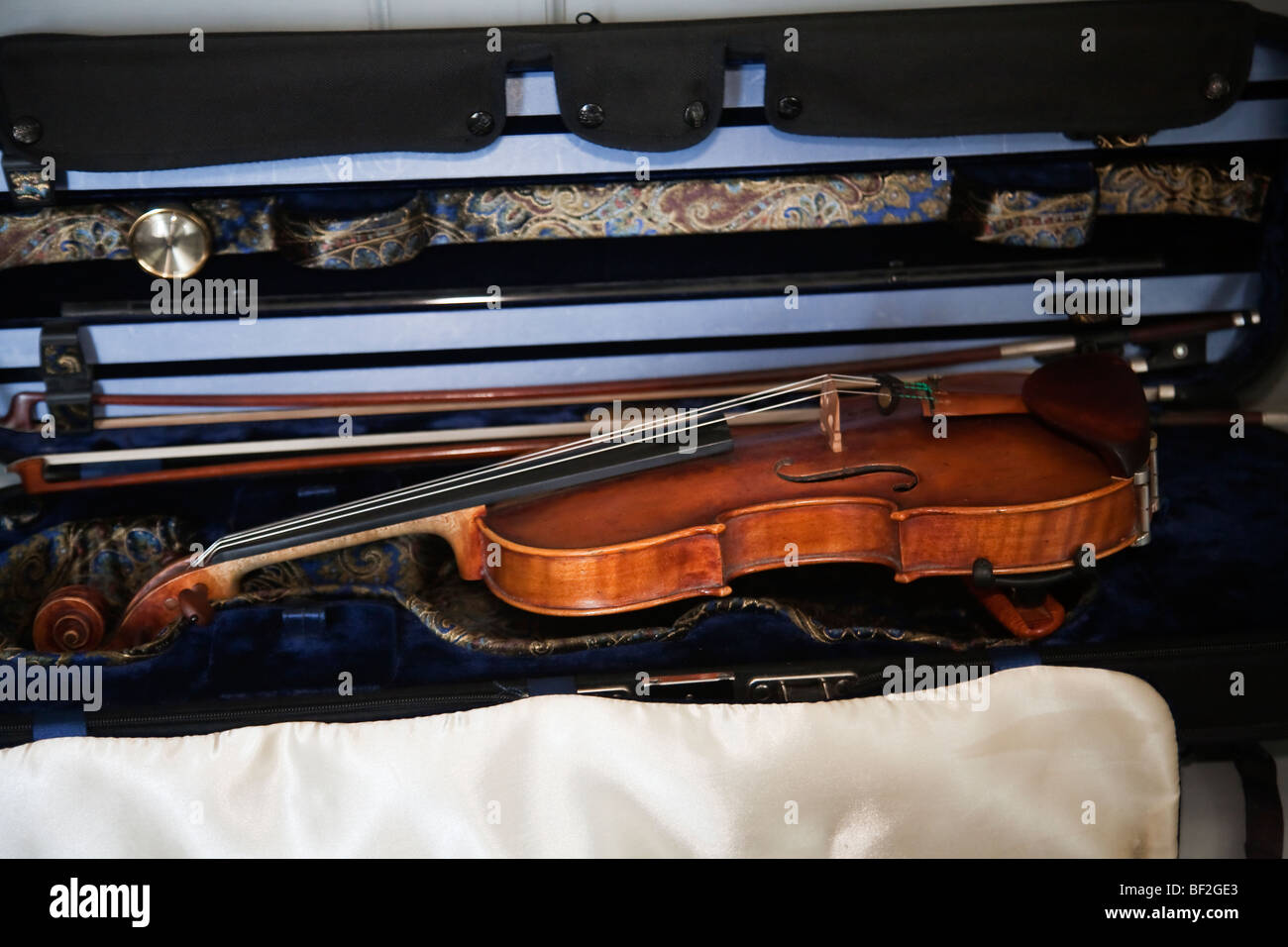 Gli strumenti a corda Strumenti musicali violino di prua bow Foto Stock