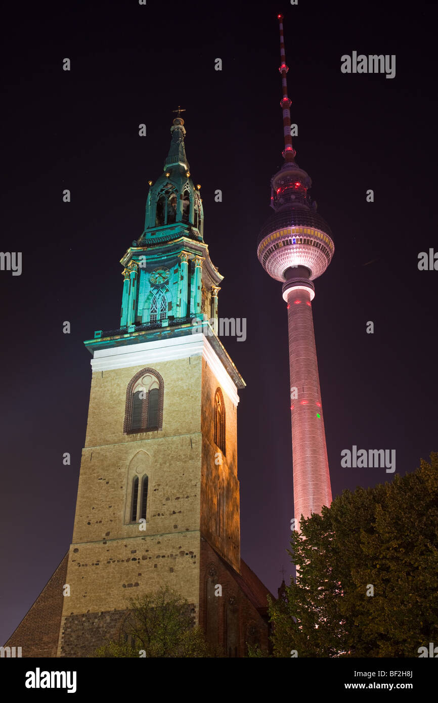 La torre della televisione Fernsehturm e la Marienkirche Marien chiesa a Berlino Foto Stock