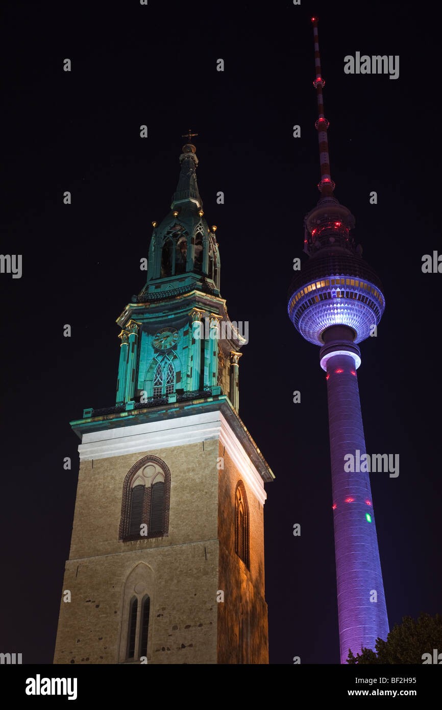 La torre della televisione Fernsehturm e la Marienkirche Marien chiesa a Berlino Foto Stock