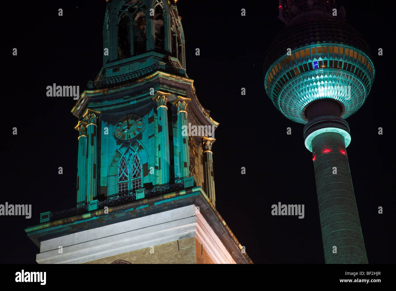 La torre della televisione Fernsehturm e la Marienkirche Marien chiesa a Berlino Foto Stock