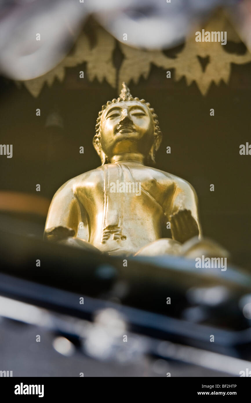 Budda statuetta del riflesso in olio per lampada, il Doi Suthep,thailandia Foto Stock