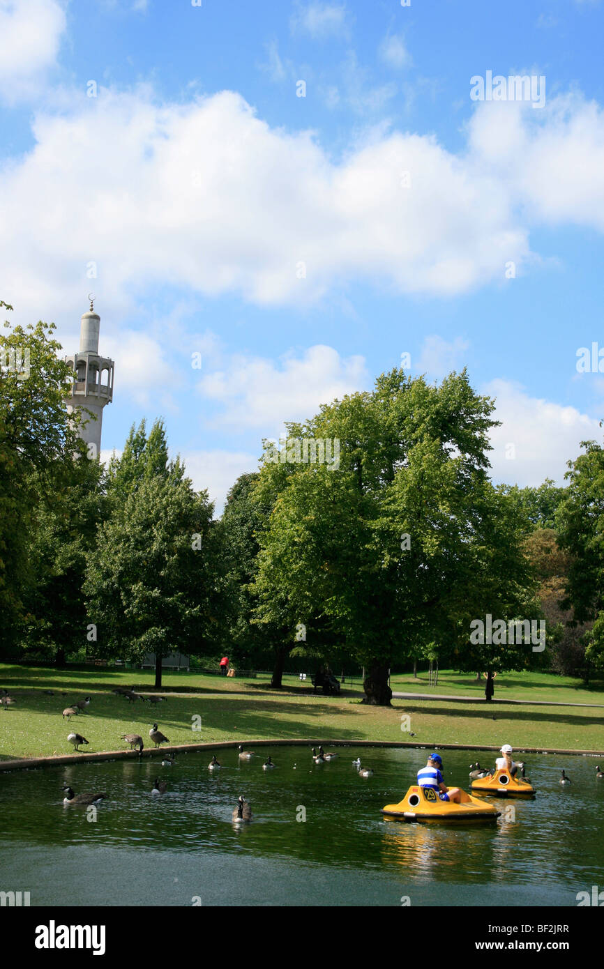 I bambini sul lago in barca a Regent's Park, Londra Foto Stock