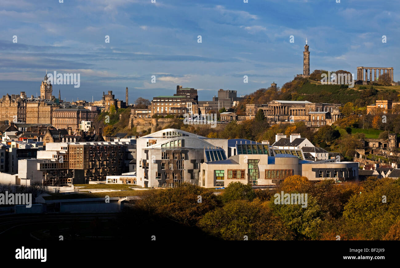Edinburgh skyline della città nella stagione autunnale con il Parlamento Scozzese e Calton Hill in background, Scotland, Regno Unito, Europa Foto Stock