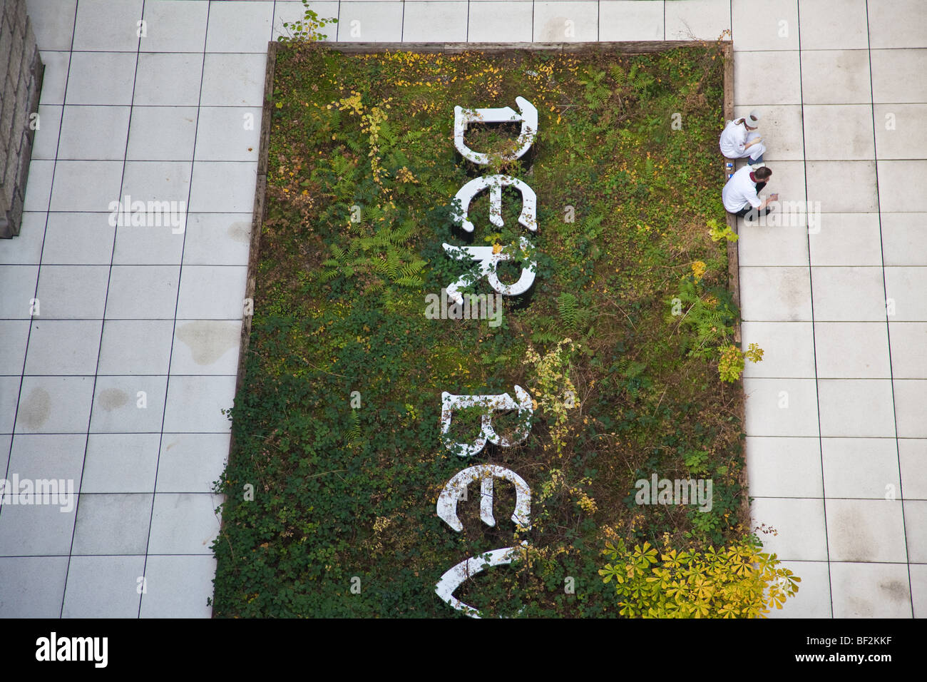 Il Bundestag Reichstag edifici cortile centrale progettato da Hans Haacke denominata per la popolazione Foto Stock