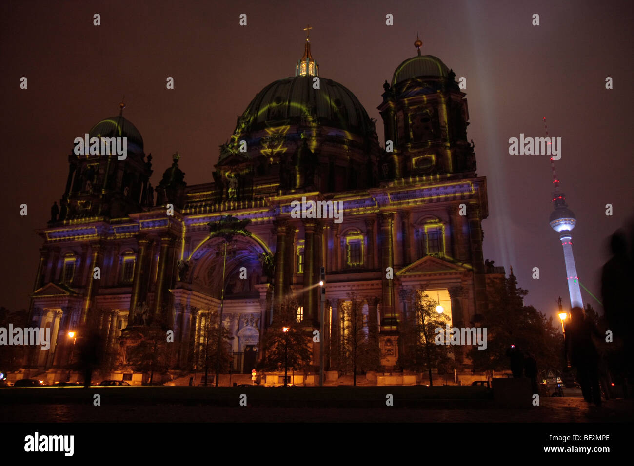 Cattedrale Berliner Dom e la torre della televisione di Alexanderplatz, la festa delle luci 2009, Berlino, Germania, Europa Foto Stock