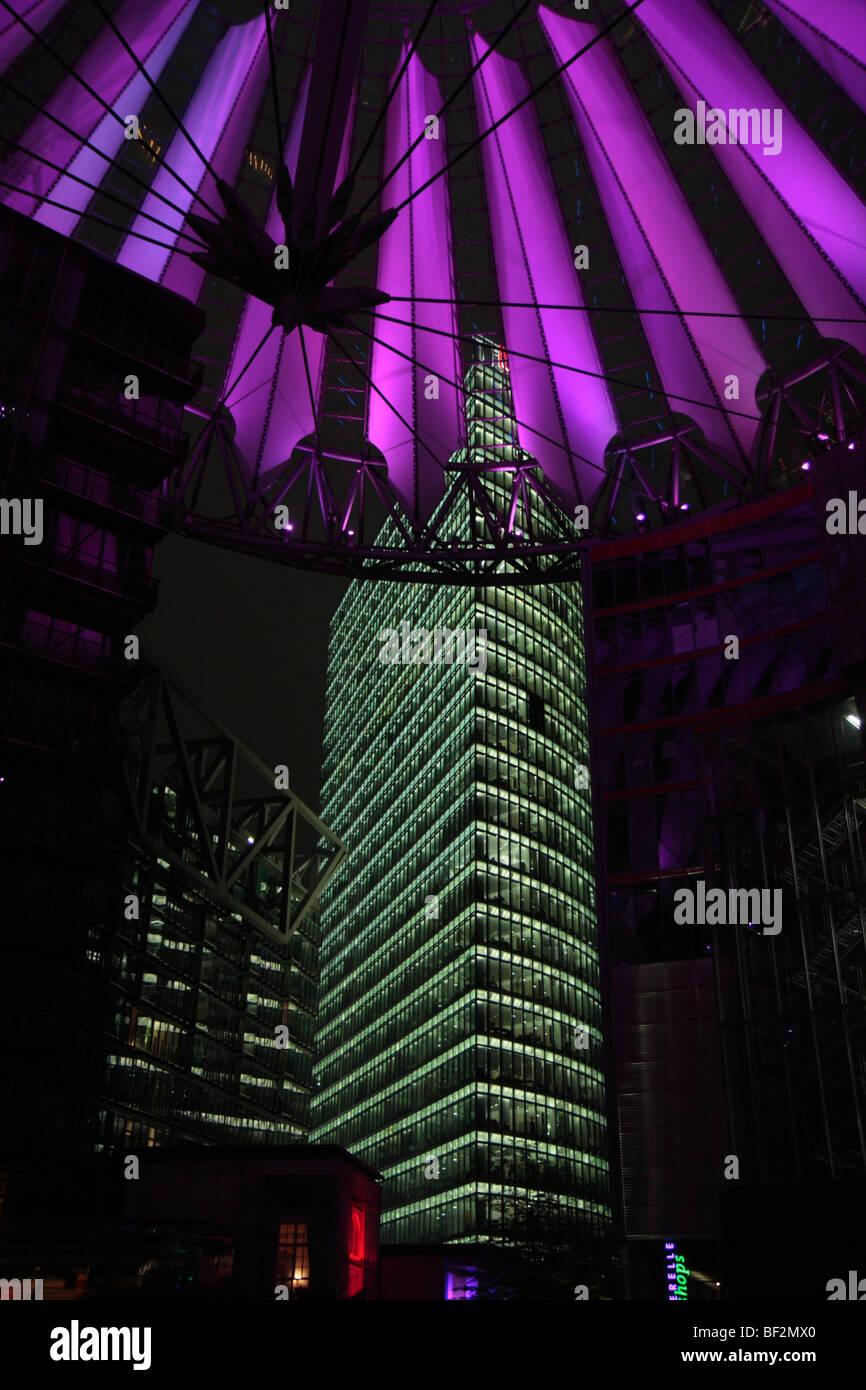 Tetto del centro Sony e la Deutsche Bahn tower, Potsdamer Platz, Berlin, Germania, Europa Foto Stock