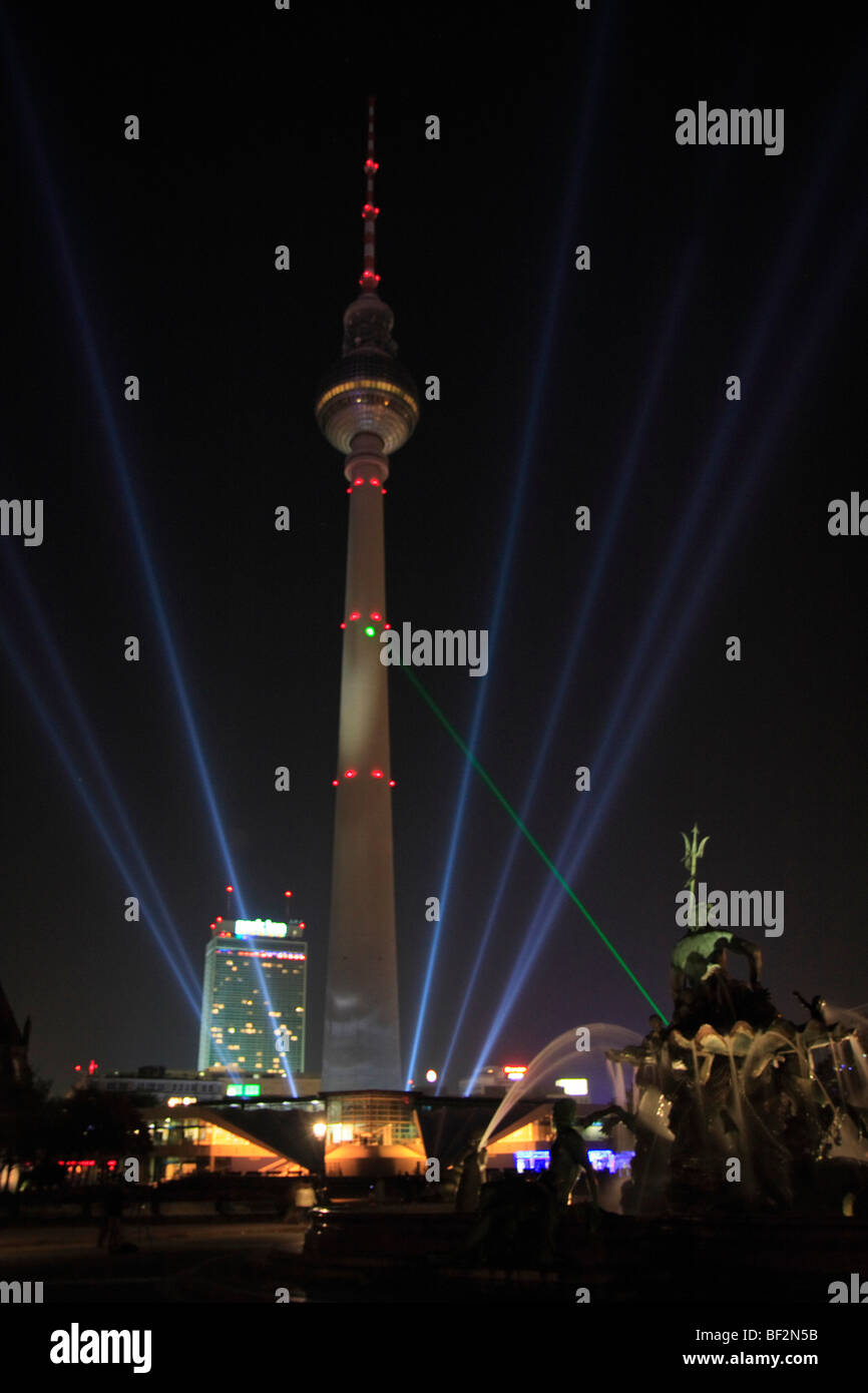 Torre della televisione sulla piazza Alexanderplatz, la festa delle luci 2009, Berlino, Germania, Europa Foto Stock