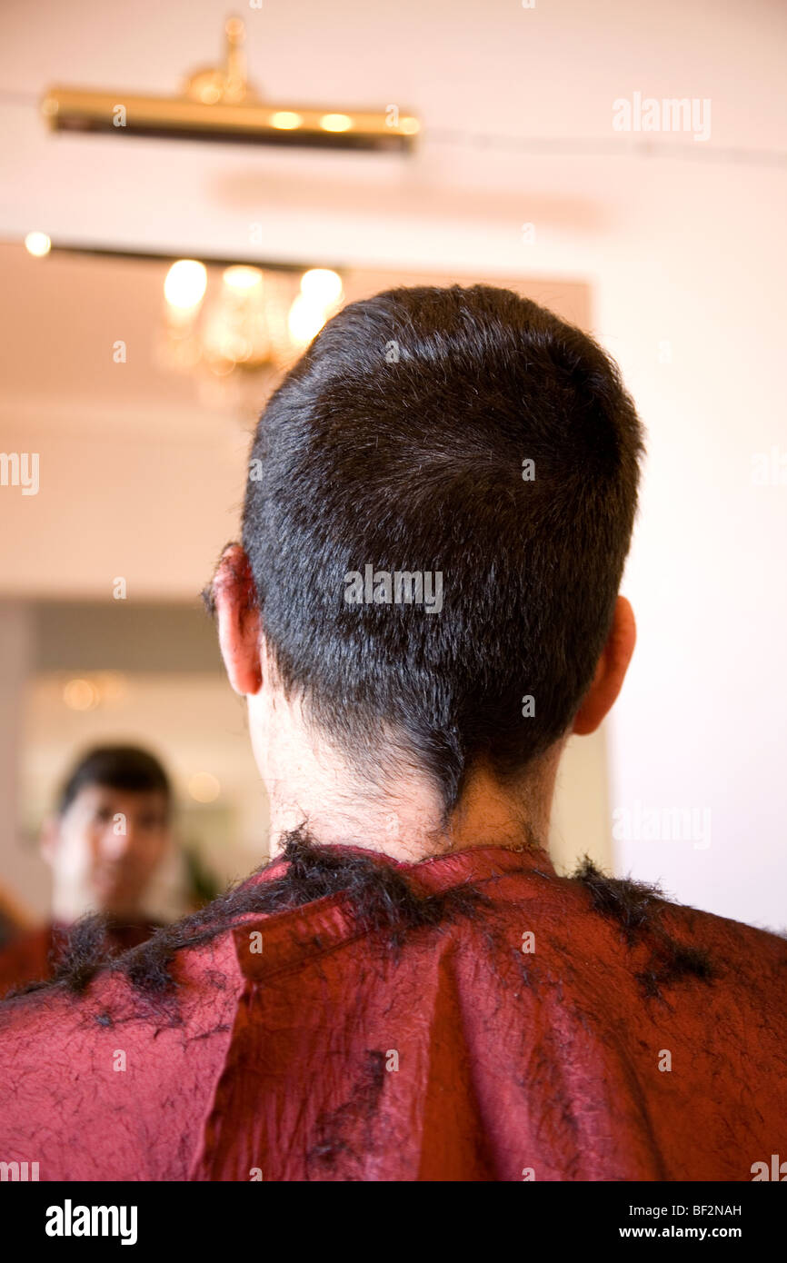 L'uomo avente il suo taglio di capelli - colpo di testa Foto Stock