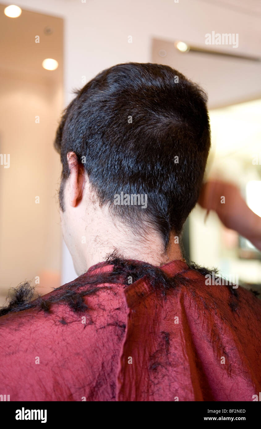 L'uomo avente il suo taglio di capelli - colpo di testa Foto Stock