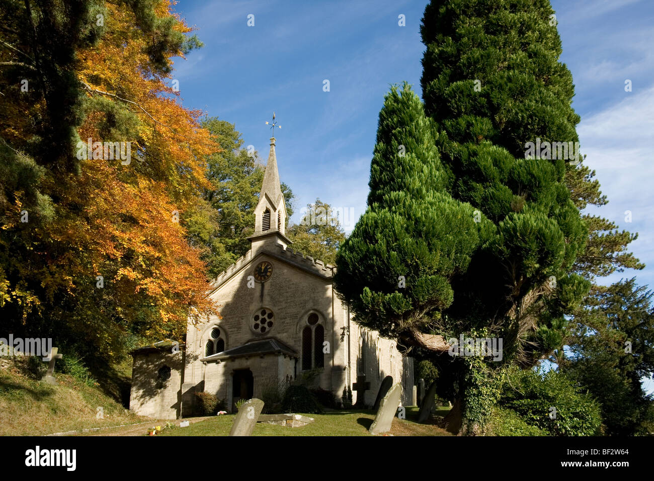 Chiesa della Santa Trinità nel villaggio Costwold di Slad, Gloucestershire, dove autore Laurie Lee è sepolto Foto Stock